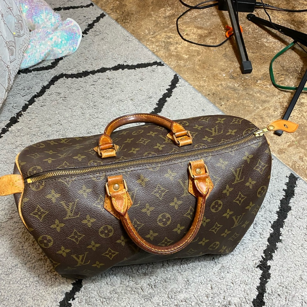 Authentic LV Speedy 35 beautiful condition